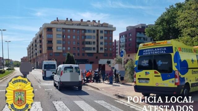 Sanitarios del Sacyl socorriendo al ciclista herido