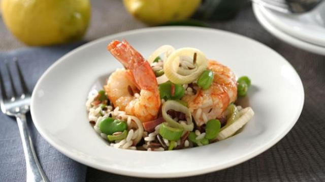 Ensalada templada de arroz con gambones y habitas tiernas, una receta perfecta para el otoño