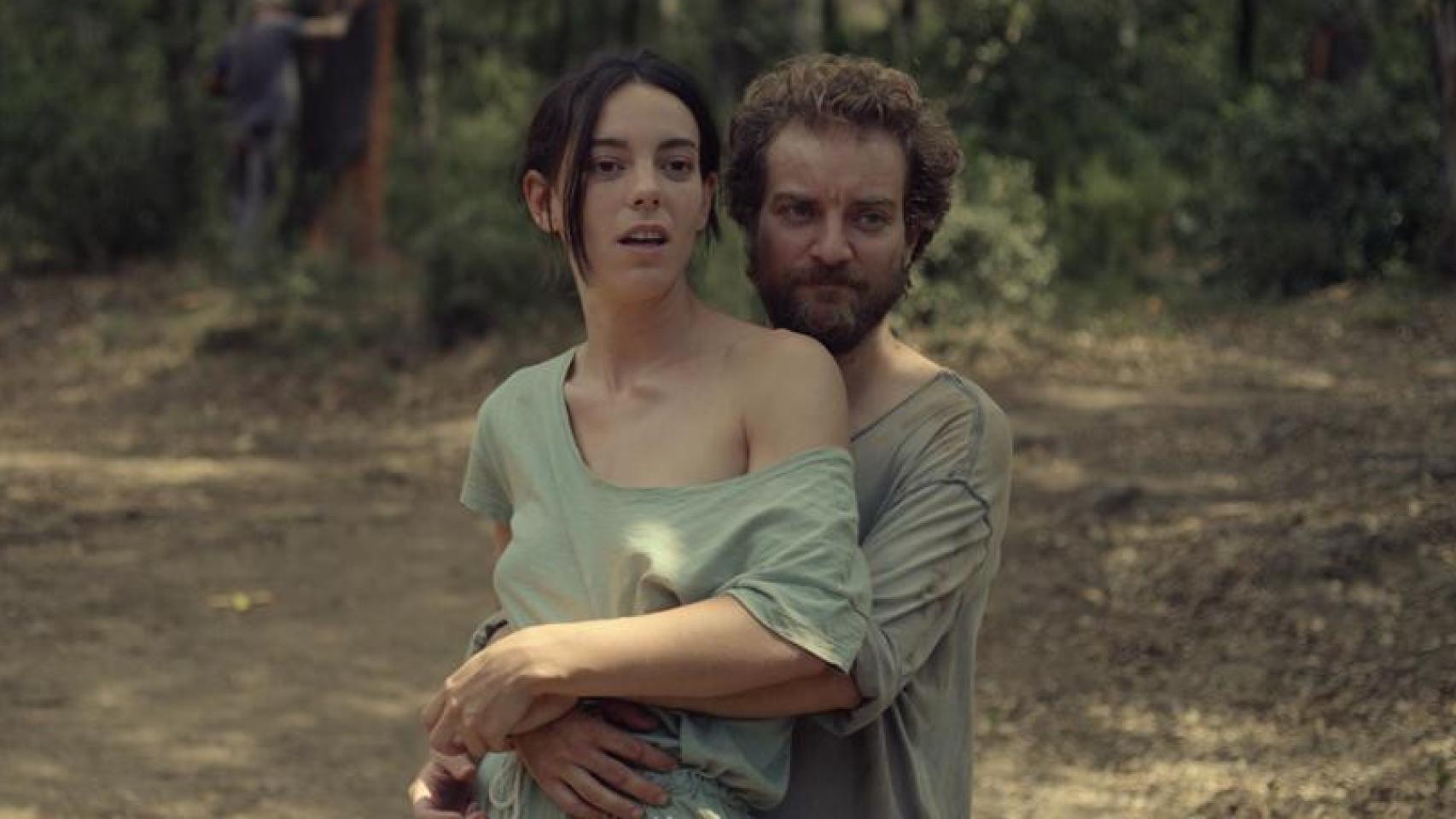 Vicky Luengo y Pol López en una escena de 'Suro', película dirigida por Miker Gurrea