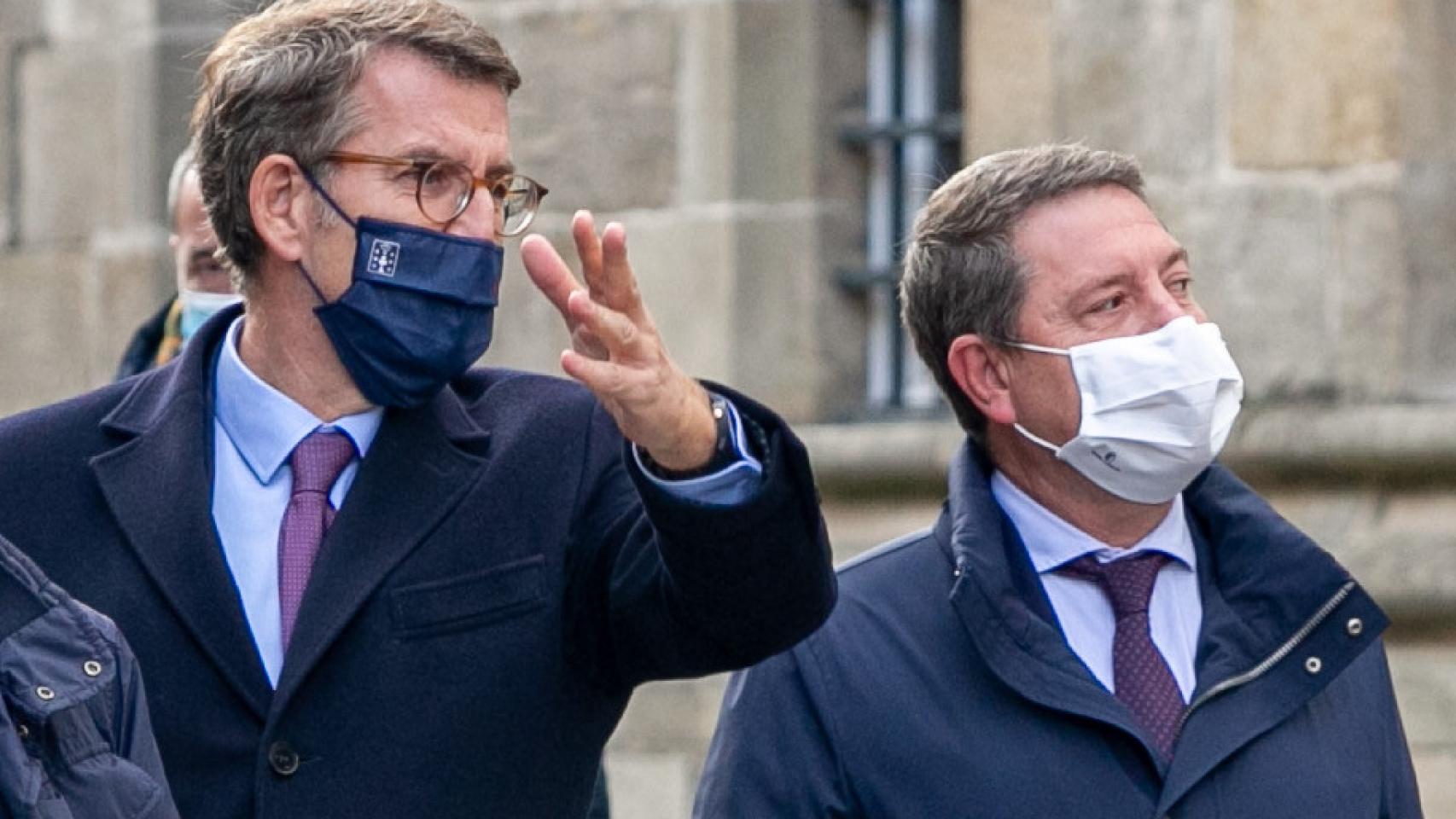 García-Page y Núñez Feijóo pasean por Santiago de Compostela en noviembre de 2021.