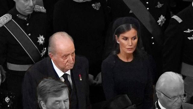El Rey Emérito junto a doña Letizia en el funeral de Isabel II, este lunes en Westminster.