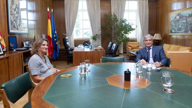 La vicepresidenta del Gobierno, Teresa Ribera, y el presidente de Naturgy, Francisco Reynés.