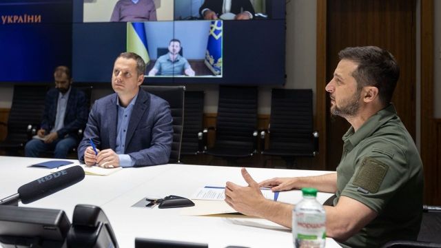 Volodimir Zelenski en videoconferencia con la directiva de BlackRock, entre ellos Larry Fink.