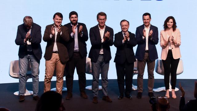 El presidente de la Xunta de Galicia, Alfonso Rueda; el presidente de Castilla y León, Fernández Mañueco; el presidente de la Región de Murica, López Miras; el presidente del Partido Popular, Alberto Núñez Feijóo; el presidente de Ceuta, Juan Jesús Vivas; el presidente de la junta de Andalucía, Juanma Moreno; y la presidenta de la Comunidad de Madrid, Isabel Díaz Ayuso, en la XXV Interparlamentaria Popular de Toledo.