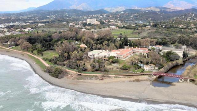 Vista del palacete en venta en Estepona (Málaga).