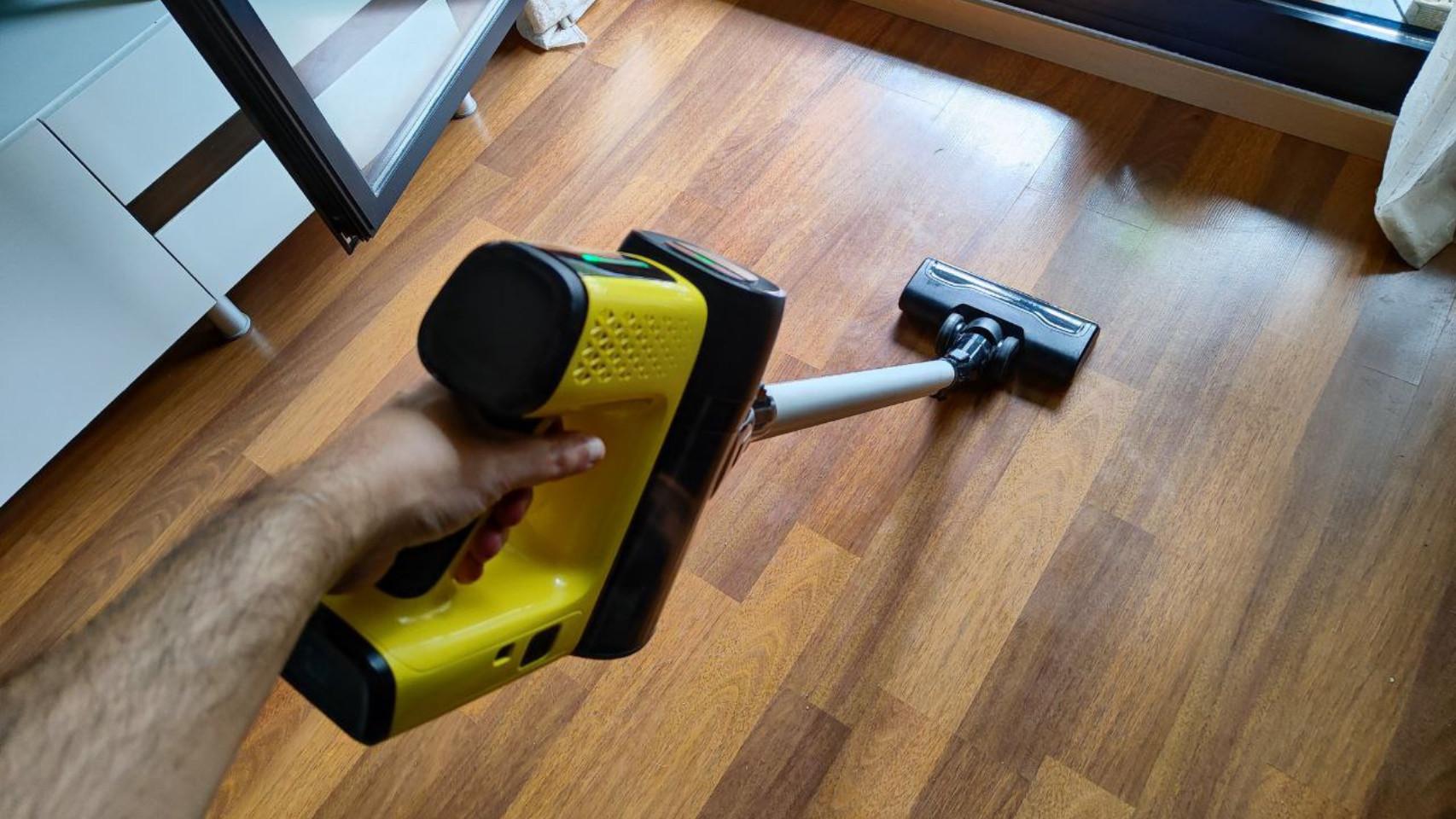 La Kärcher VC 7 con el tubo y la boquilla para suelos.