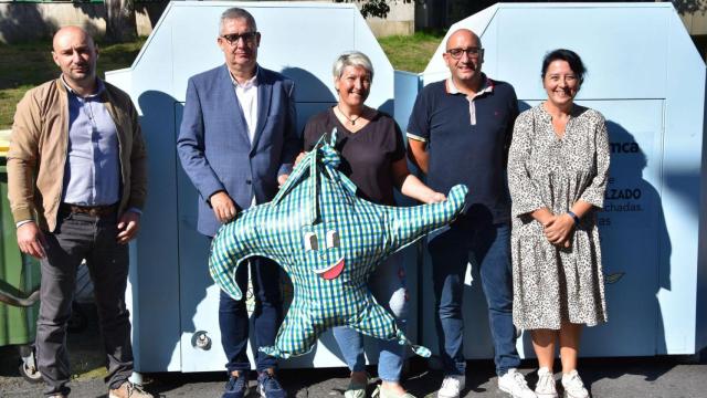 Representantes municipales en el nuevo colector para el ropero local