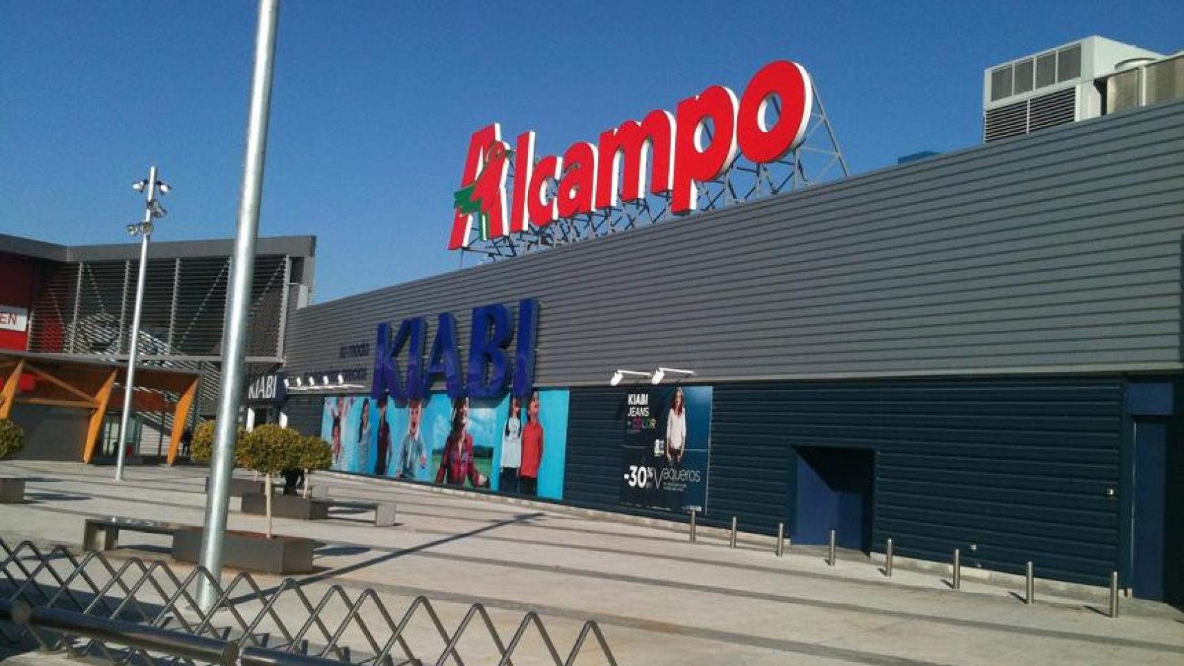 Fachada de Alcampo.