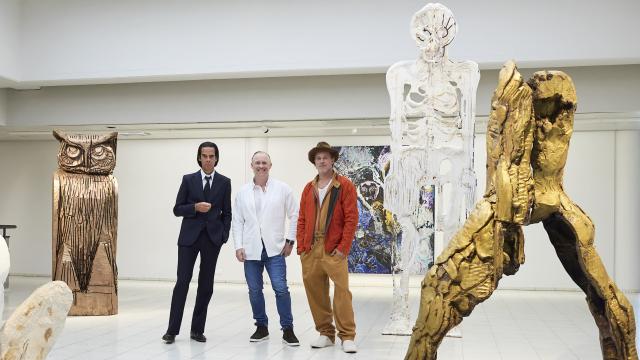 Nick Cave, Thomas Houseago y Brad Pitt en el Museo Sara Hilden en Tampere, Finlandia.