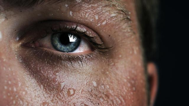 Imagen de archivo de un hombre sudando.