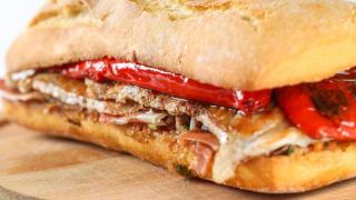 bocadillo-de-lomo-con-pimientos-asados-1