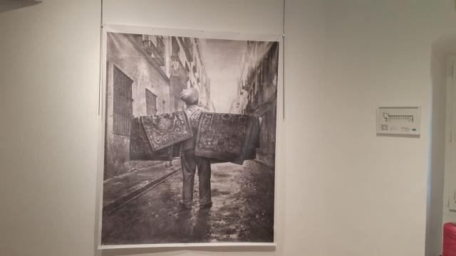 Una persona con turbante con alfombras por Crevillente, recreación para el periódico ABC en 1947-