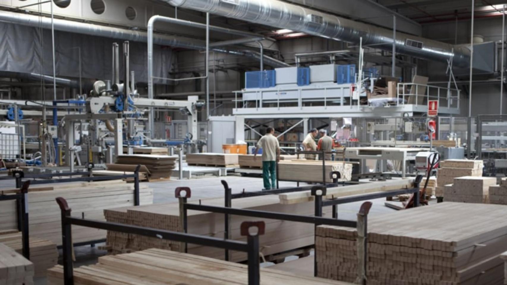 Varios trabajadores en el interior de la fábrica soriana, Norma Doors