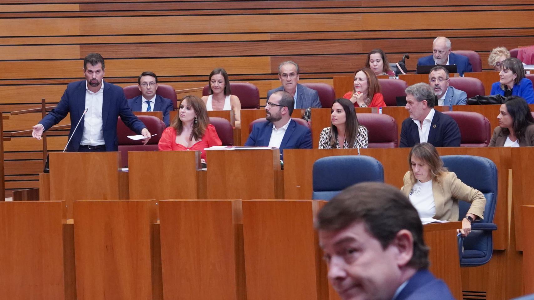 Mañueco realiza un gesto desde su bancada mientras interviene Luis Tudanca