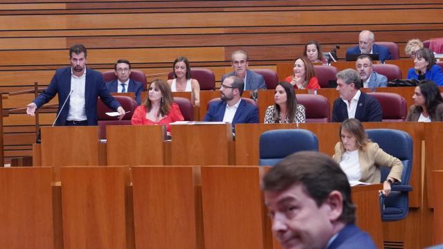 Mañueco realiza un gesto desde su bancada mientras interviene Luis Tudanca