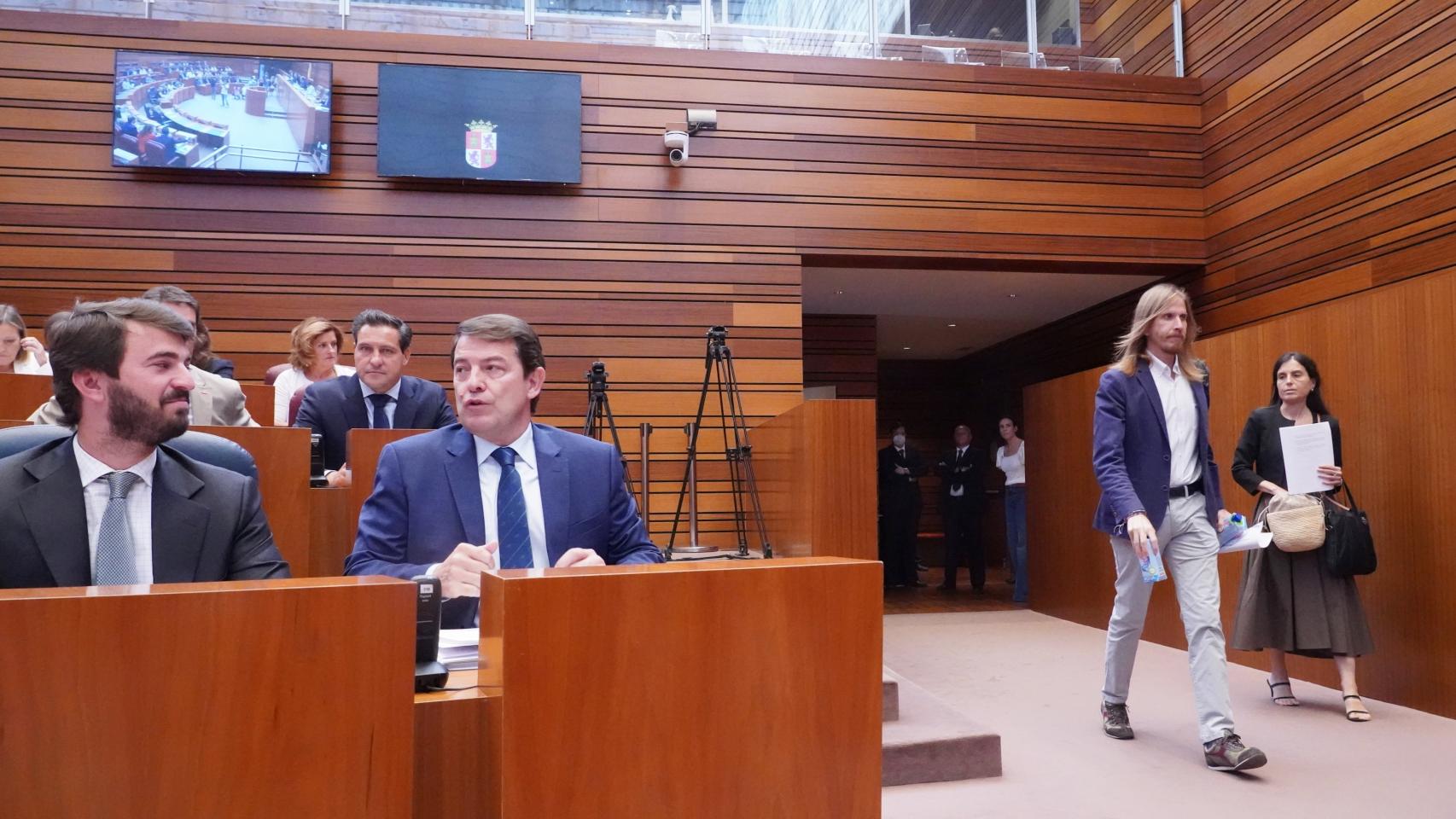 El presidente de la Junta de Castilla y León Alfonso Fernández Mañueco conversa con el vicepresidente Juan García Gallardo durante la llegada del procurador de Podemos Pablo Fernández al Pleno de las Cortes de Castilla y León