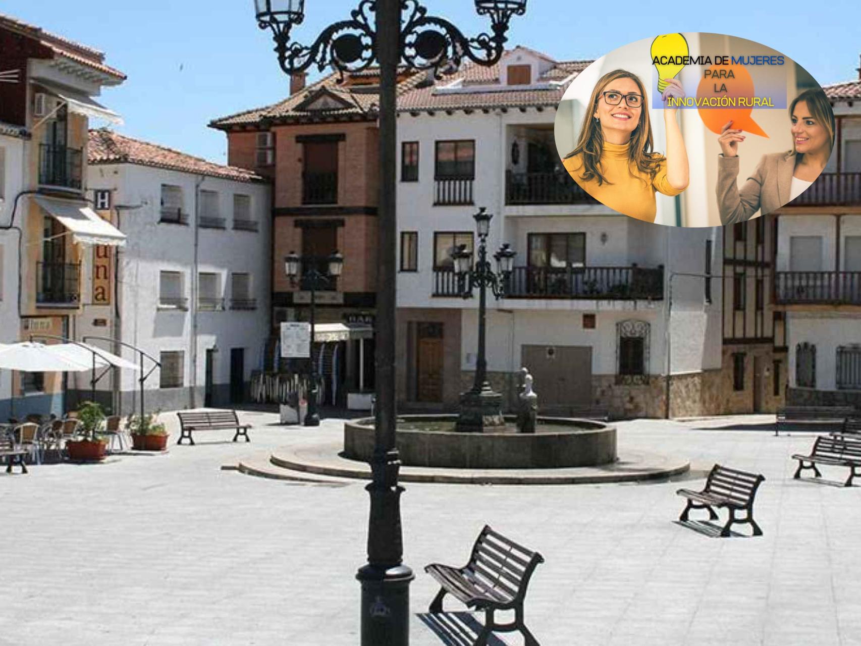 La plaza de Candeleda y el cartel de la 'Academia de Mujeres para la Innovación Rural'