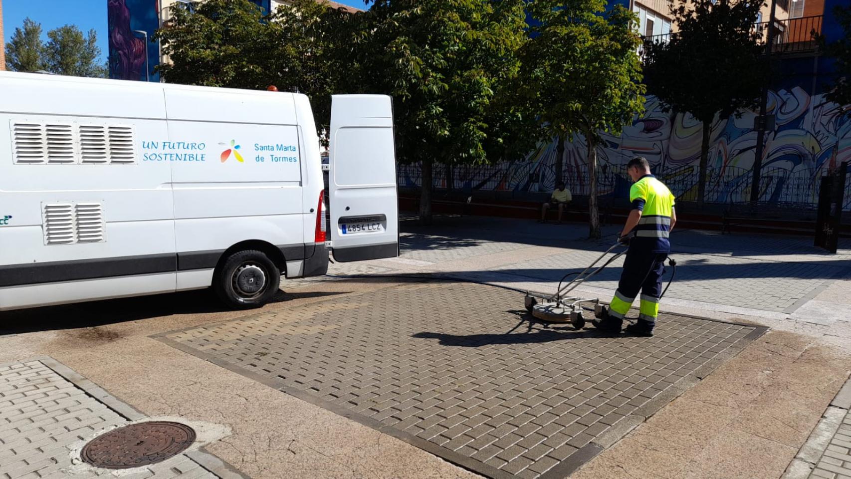 Se está utilizando un robot que lanza agua a presión