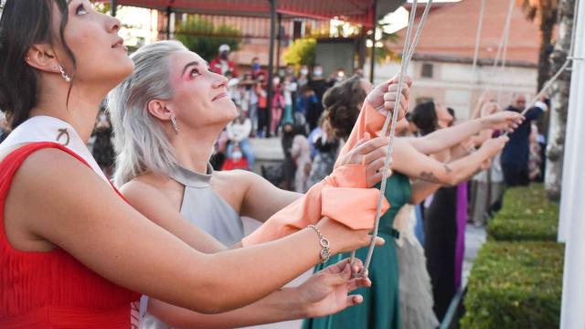 Varias jóvenes en el izado de bandera de Mojados en unas fiestas anteriores
