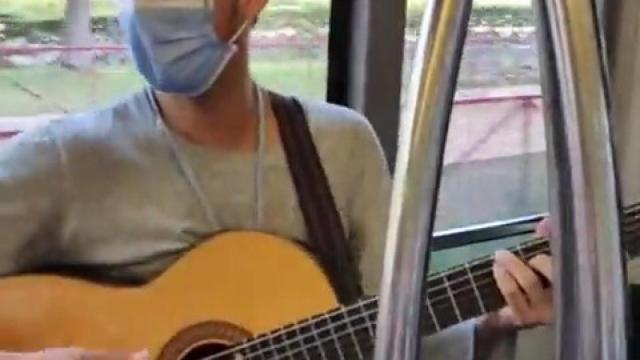 Nacho Prada pone ritmo a los viajes en Auvasa: Música en movimiento