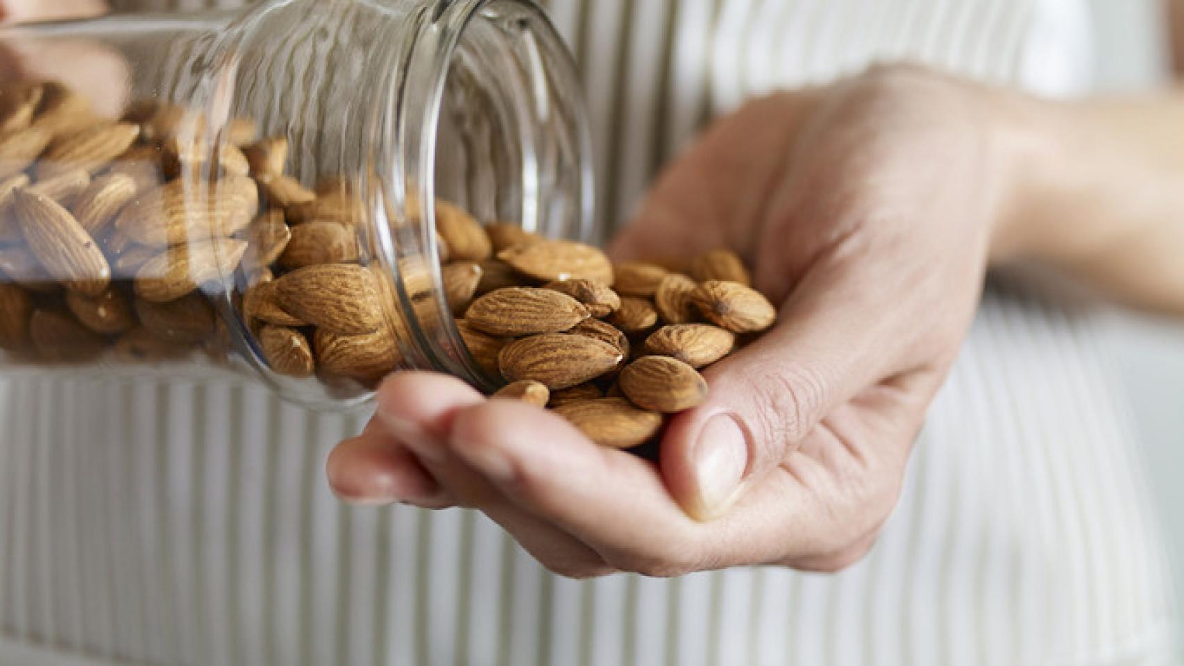Aceite de almendras: el mejor remedio casero para evitar la caída del pelo.
