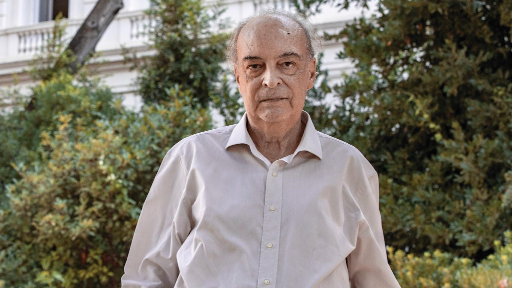 Enrique Vila-Matas cerca de su casa de Barcelona. Foto: Antonio Navarro Wijmark / Seix Barral