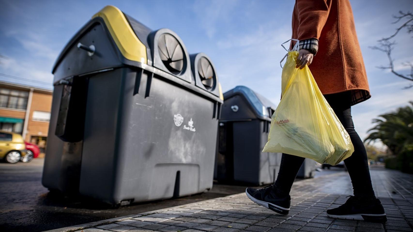 Mujer tirando la basura