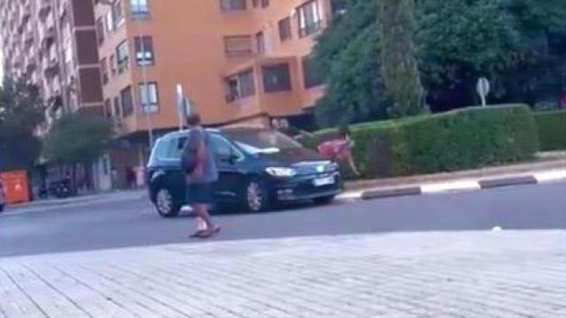 Instante del atropello, grabado en vídeo por un vecino de Valencia. EE