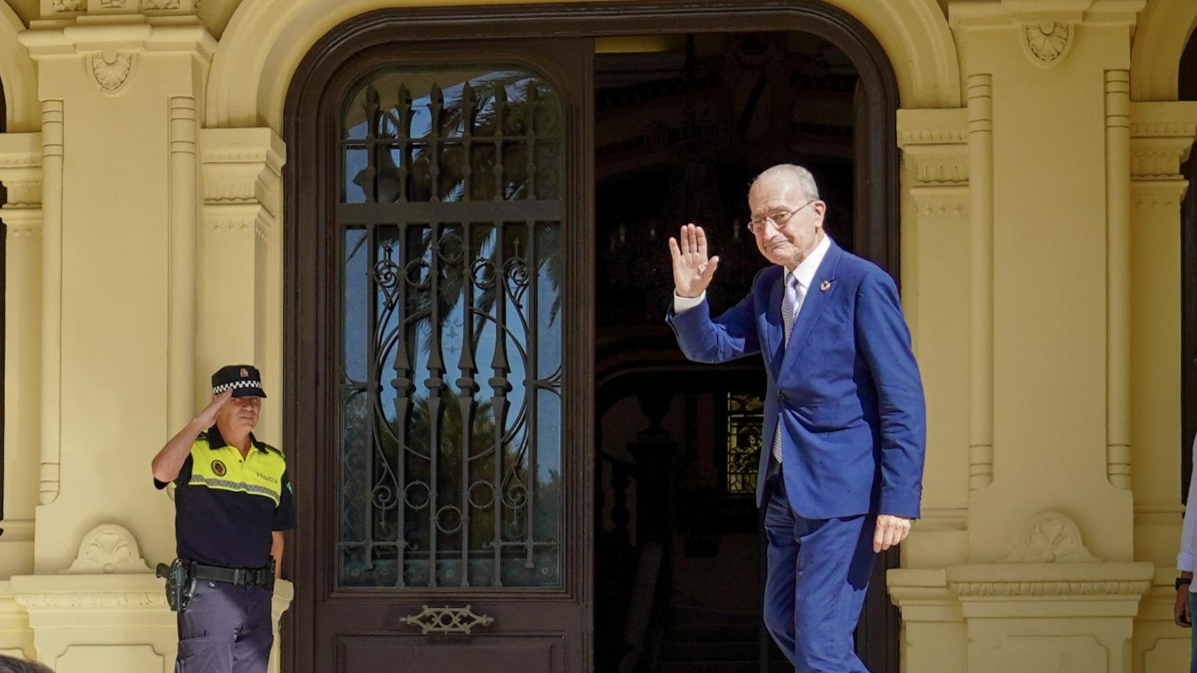 Francisco de la Torre en la puerta del Ayuntamiento de Málaga junto a un policía local.