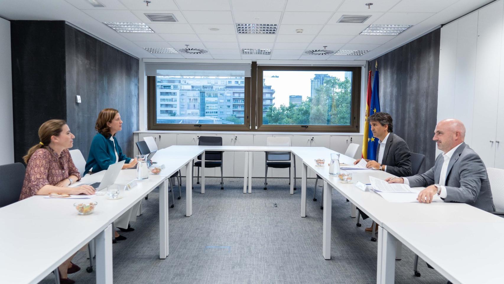 Alejandra Kindelán, presidenta de la AEB, y Gonzalo García, secretario de Estado de Economía, durante la reunión mantenida este martes.