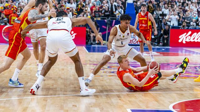 Alberto Díaz recuperando un balón para España en las semifinales ante Alemania.