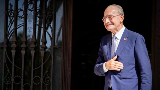 Francisco de la Torre, en la puerta del Ayuntamiento de Málaga.