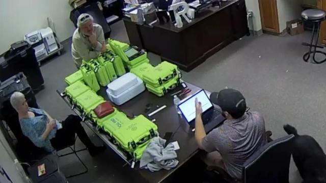 Los colaboradores de Trump en un área restringida del colegio electoral del condado de Coffee.