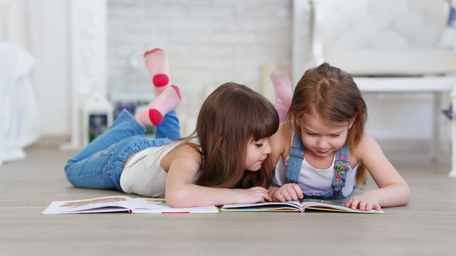 Dos niñas leyendo un cuento.
