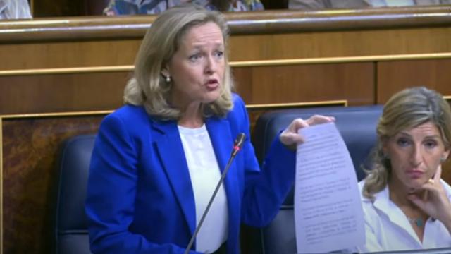 Nadia Calviño, este miércoles en la sesión de control al Gobierno, muestra la supuesta lista de nombramientos altamente cuestionables que hicieron gobiernos del PP, pero que no leyó.