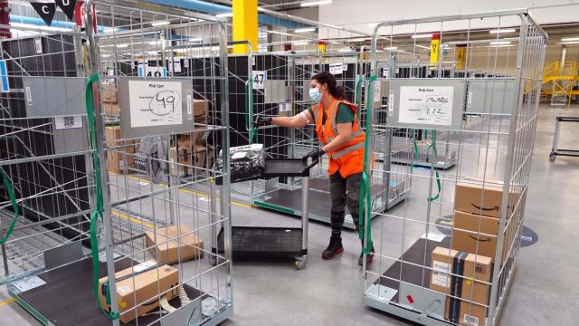 Una operaria trabaja en la estación logística de Amazon de Valladolid