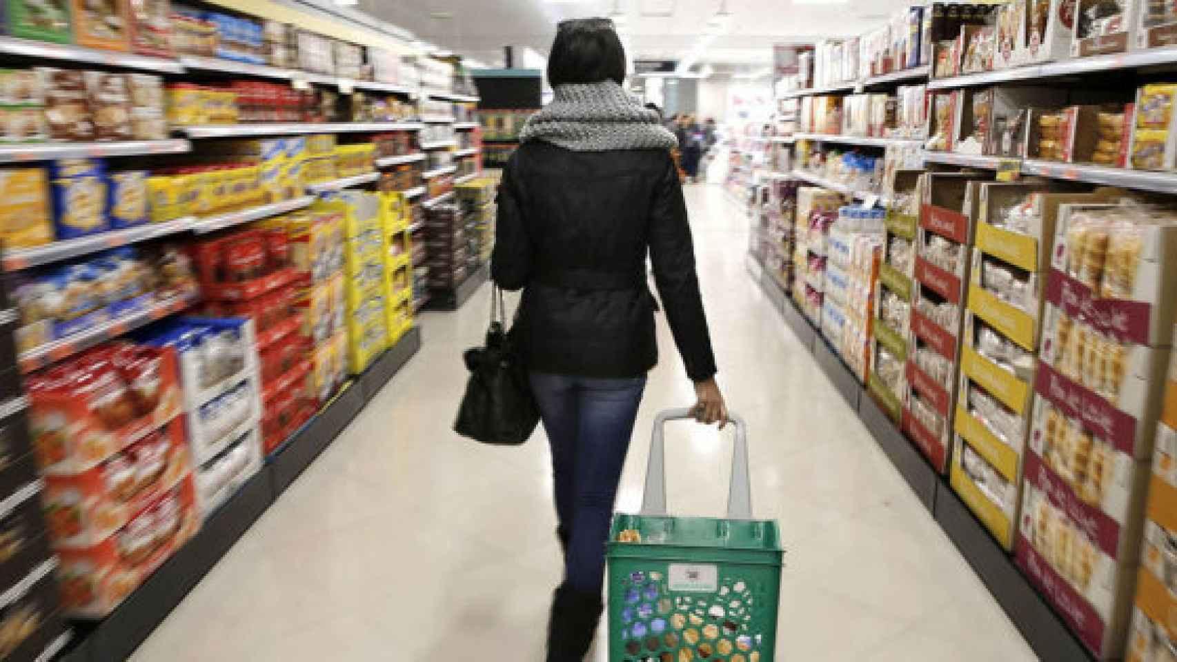 Una persona haciendo la compra en Mercadona.