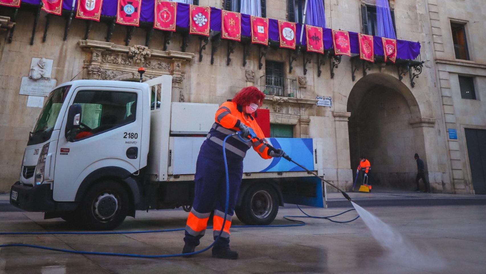 Un operario de la actual contrata de limpieza en la Plaza del Ayuntamiento.