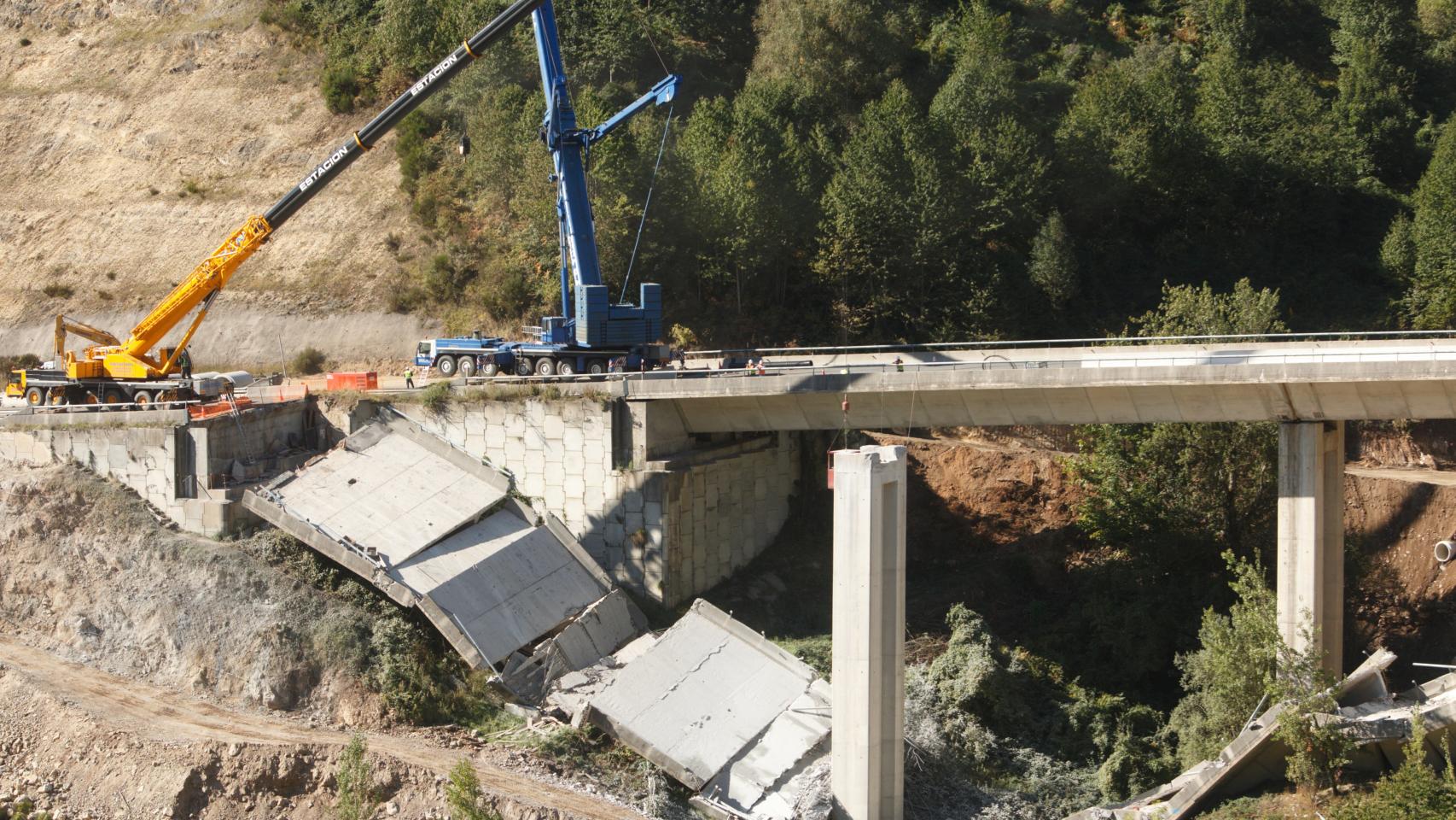 Desmontaje de las pilas 1 y 2 del viaducto del Castro.