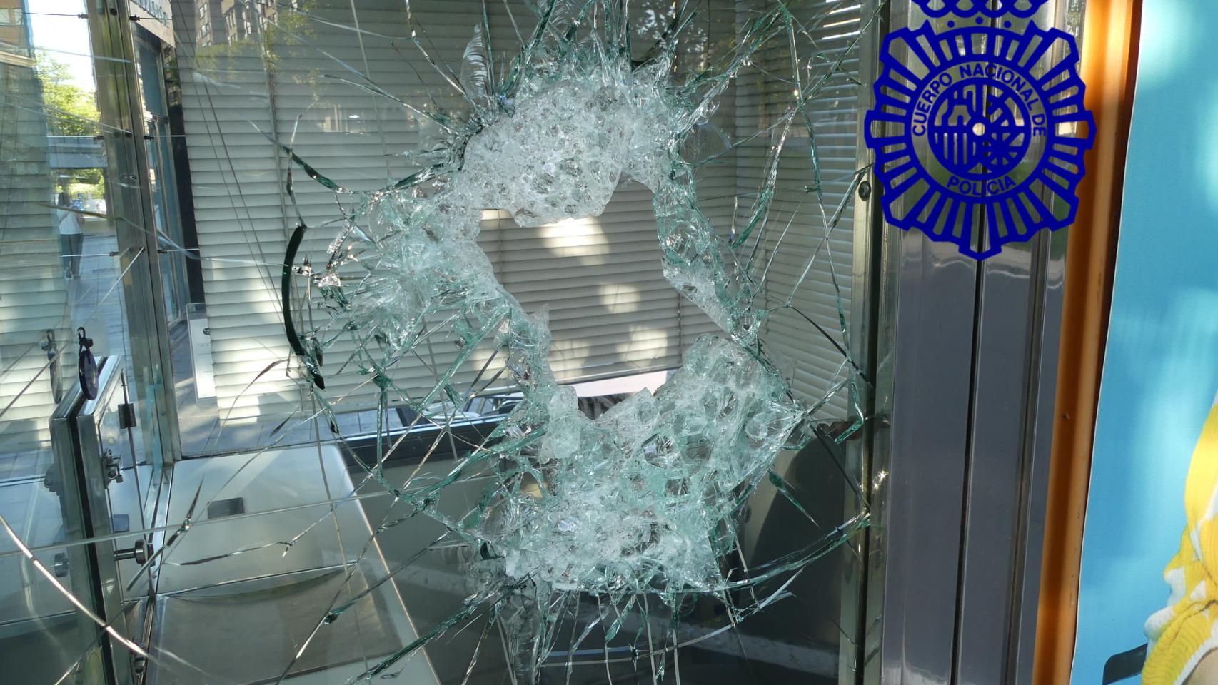 Uno de los orificios ocasionados en uno de los establecimientos.
