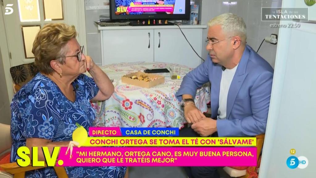 El directo más surrealista de 'Sálvame': se cuela en casa de Conchi Ortega.