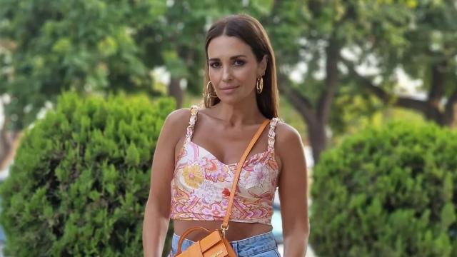 Paula Echevarría saca a la calle el uniforme escolar con un 'total look' de Mango