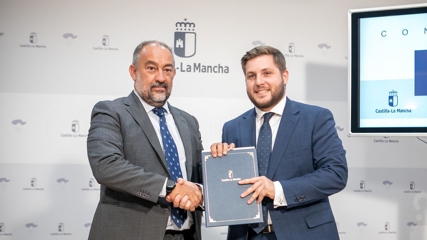 El rector de la UCLM, Julián Garde, y el consejero de Fomento, Nacho Hernando.