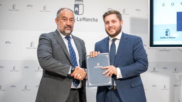 El rector de la UCLM, Julián Garde, y el consejero de Fomento, Nacho Hernando.