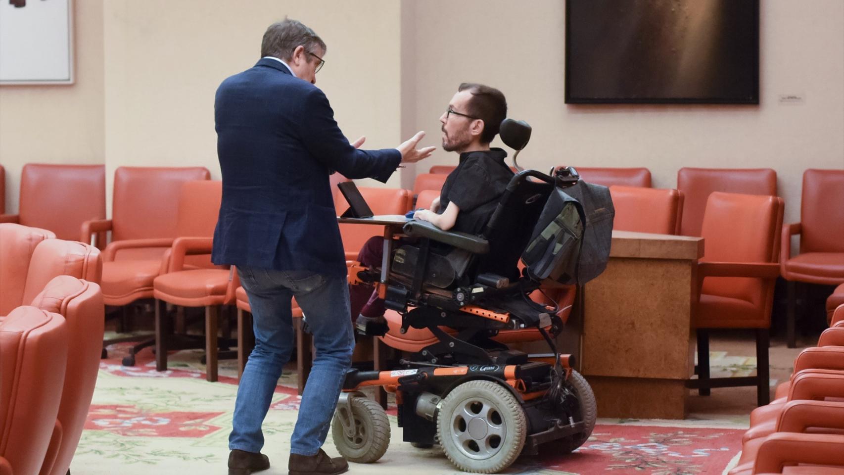 El portavoz del Grupo Parlamentario Socialista en el Congreso de los Diputados, Patxi López (i) y el portavoz de Unidas Podemos en el Congreso de los Diputados, Pablo Echenique (d).