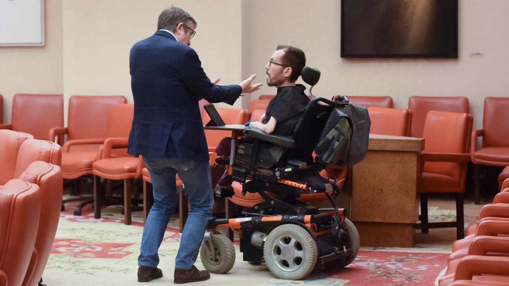 El portavoz del Grupo Parlamentario Socialista en el Congreso de los Diputados, Patxi López (i) y el portavoz de Unidas Podemos en el Congreso de los Diputados, Pablo Echenique (d).