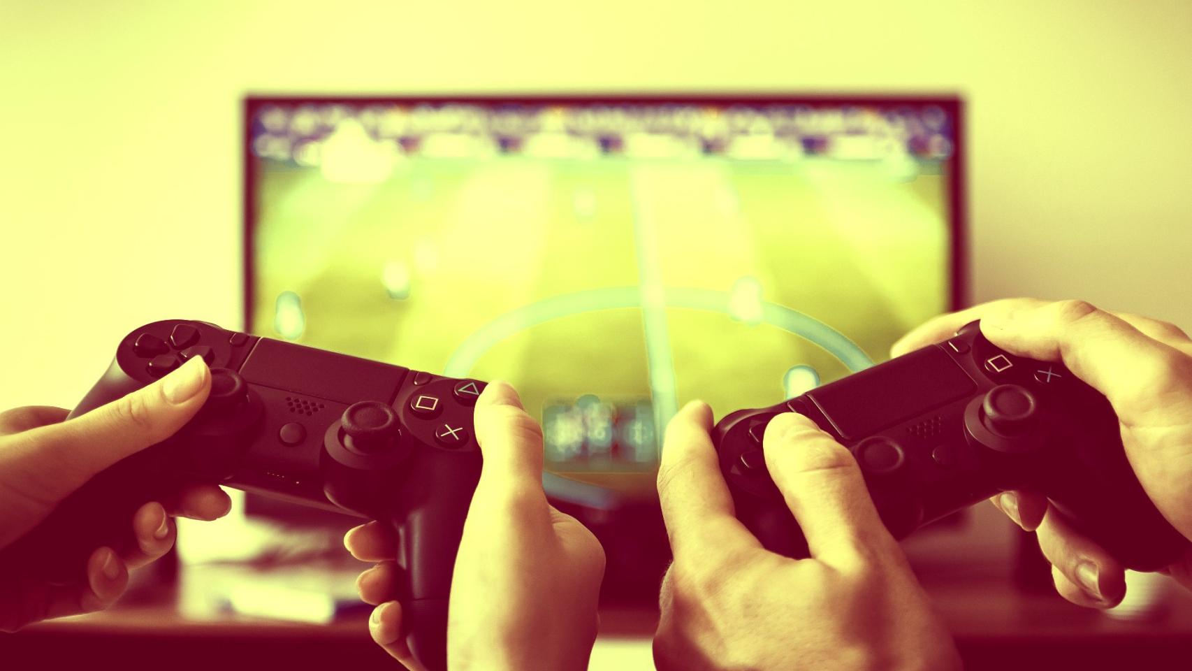 Dos personas jugando a un videojuego.