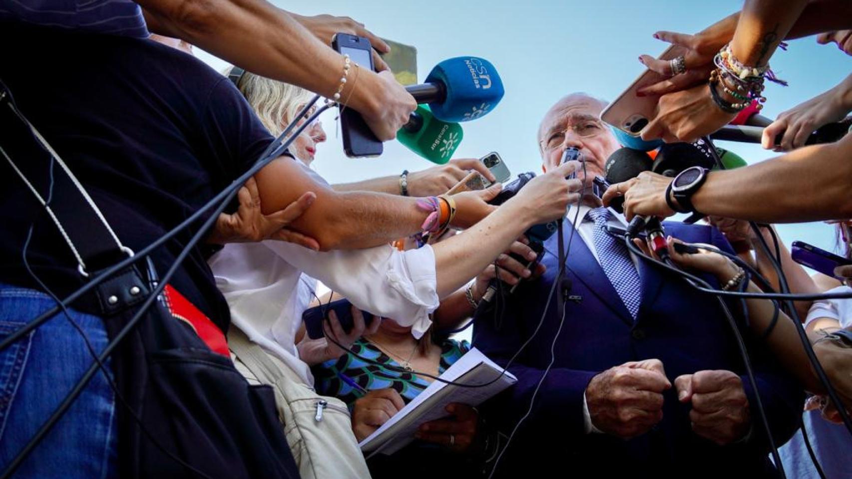 El alcalde de Málaga, Francisco de la Torre, atiende a los medios de comunicación.