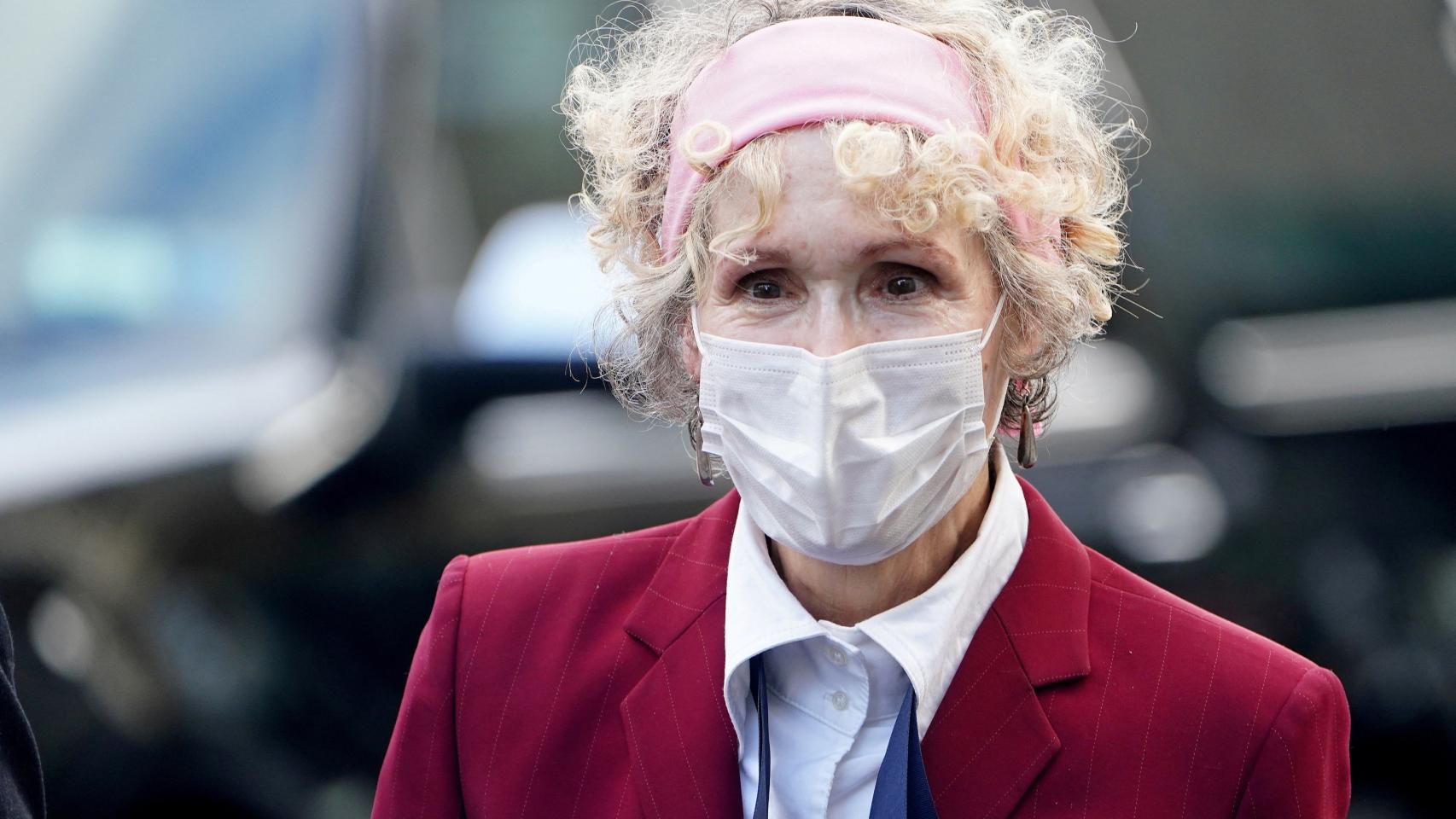 La escritora Jean Carroll a su llegada a un tribunal en Manhattan en octubre de 2020.