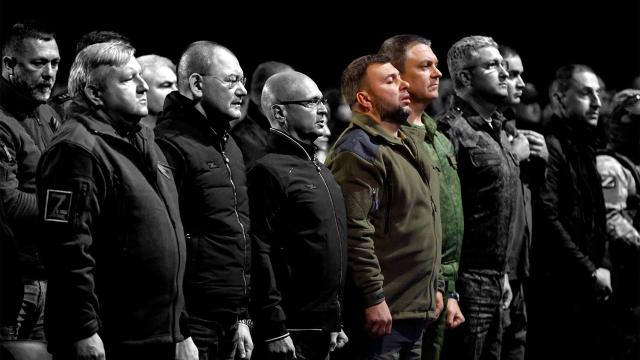 Denis Pushilin, líder de la autoproclamada república popular de Donetsk (cuarto por la izquierda) y Leonid Pasechnik, líder de la autoproclamada república popular de Lugansk (quinto por la izquierda), en una imagen tomada el pasado 8 de septiembre.